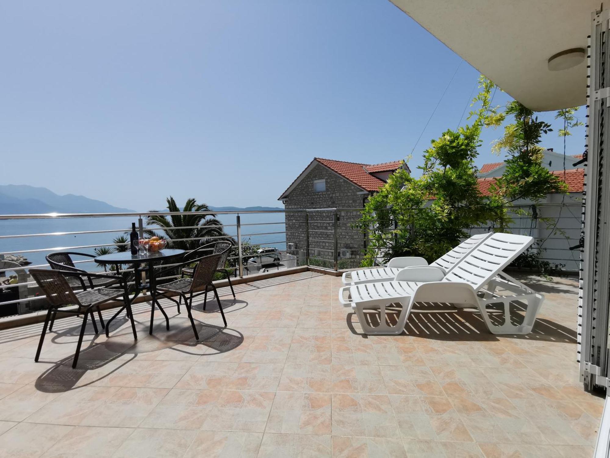 Apartment Iris With Pool Lido Of Herceg Novi Bijela Bagian luar foto