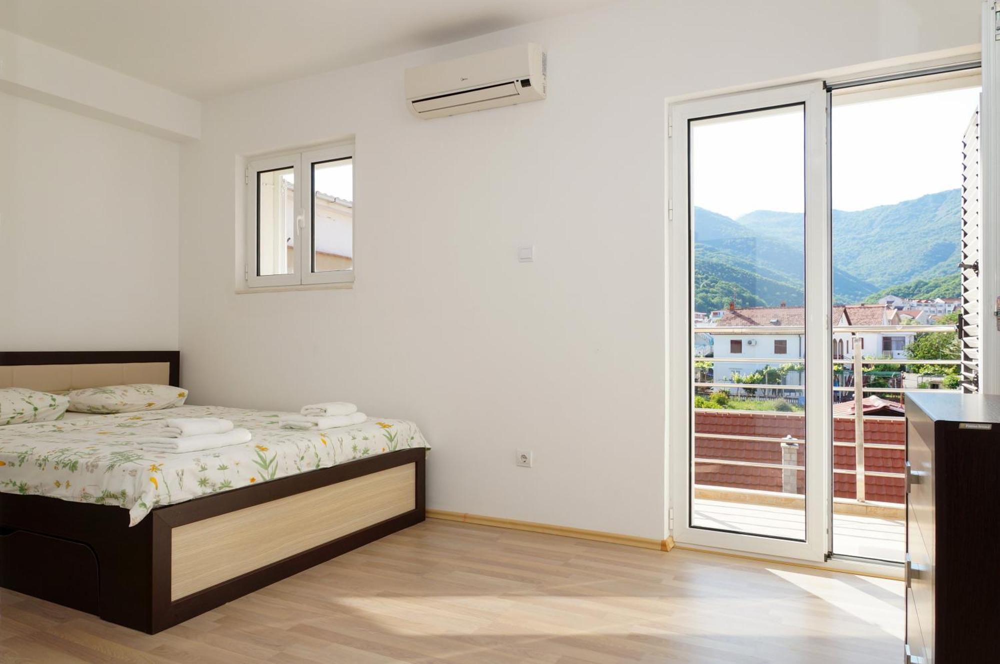 Apartment Iris With Pool Lido Of Herceg Novi Bijela Bagian luar foto